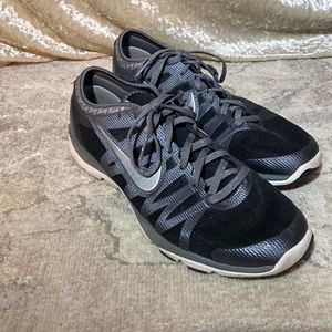 Black Nike Tennis Shoes